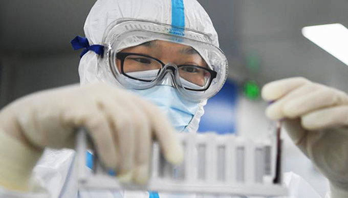 《科学》主编呼吁：机构应延长新冠研究人员任期，帮照顾子女