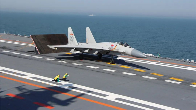 辽宁舰抗疫与训练两不误，数十名学员完成航母飞行资质认证