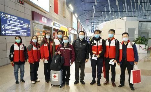 3月12日,中国首批援助意大利抗疫专家组从上海出发 图自央视新闻
