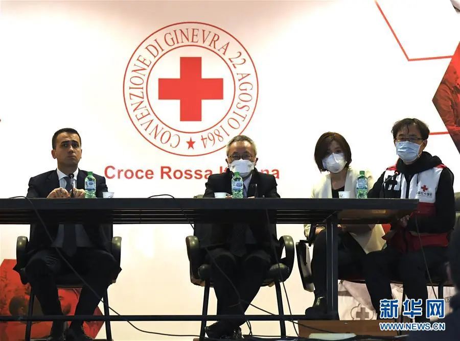 ▲3月13日，在意大利首都罗马，意大利外长迪马约（左一）与中国抗疫医疗专家组成员（右一）出席新闻发布会。&nbsp;新华社发（阿尔贝托·林格利亚 摄）