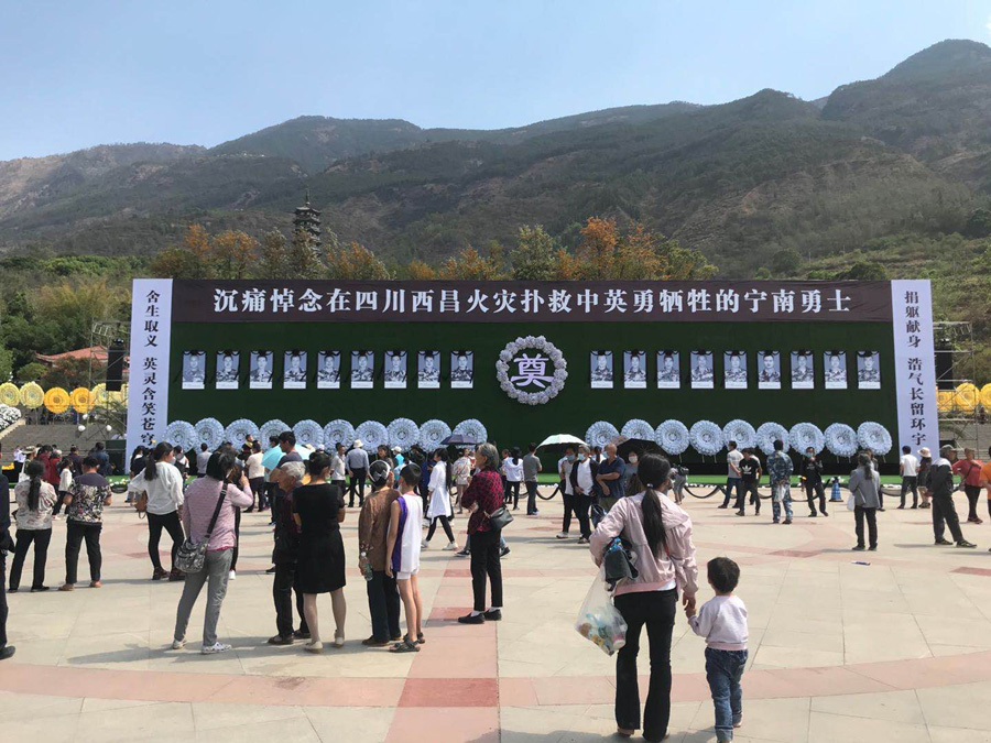 &nbsp;4月4日，宁南县烈士陵园前面的久久广场上，当地群众自发前来祭奠牺牲的扑火英雄。&nbsp;澎湃新闻记者 何利权 图