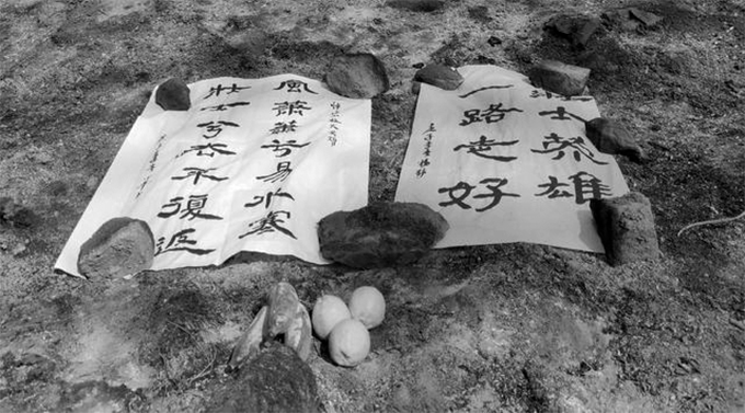 送别西昌扑火19勇士：牺牲现场遗物旁，小草用力生长