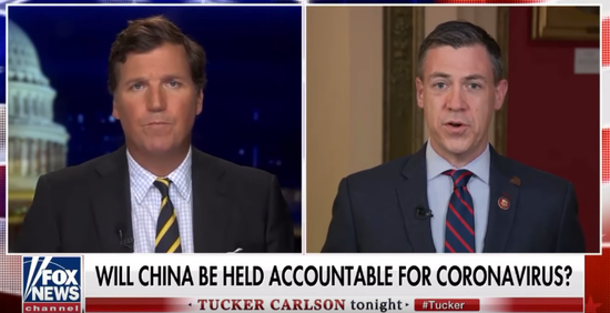 吉姆·班克斯(右)和福克斯主持人塔克·卡尔森