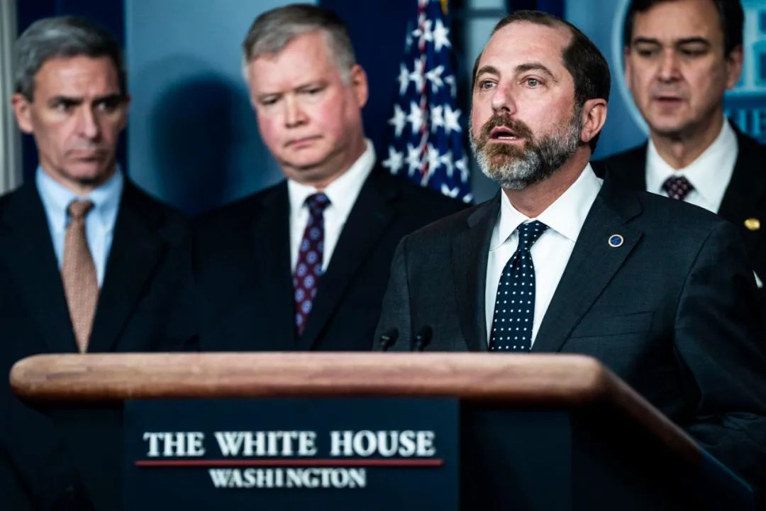 卫生和公共服务部长亚历克斯·阿扎尔(Alex Azar)于1月31日在白宫举行的关于冠状病毒的简报中发表了讲话。图源:华盛顿邮报