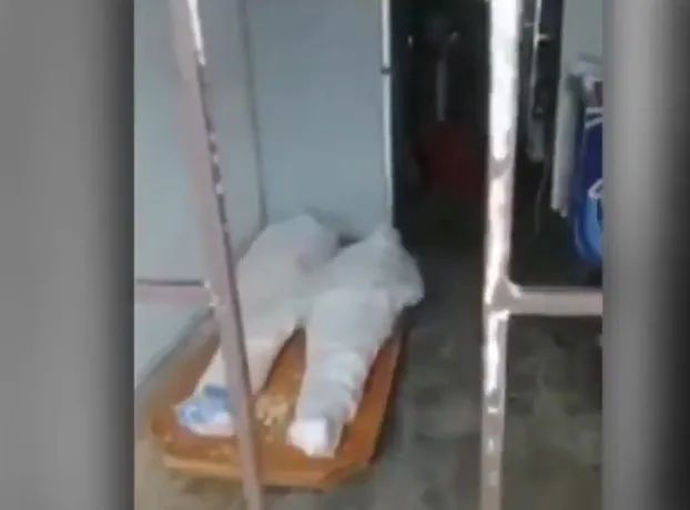 由于厄瓜多尔疫情肆虐，很多人死后都无法得到安葬 （视频截图）
