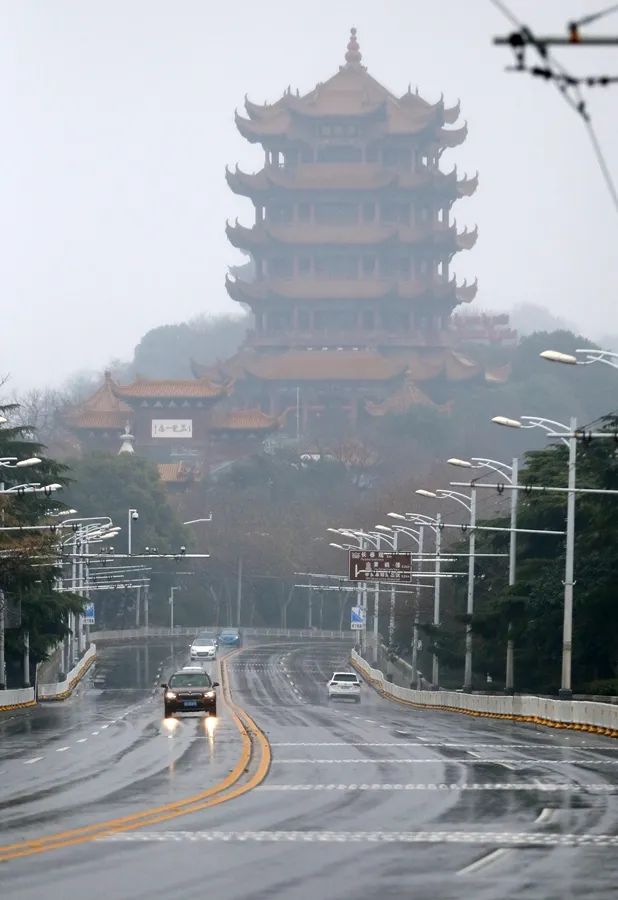 2020年1月24日,大年腊月三十,武汉黄鹤楼前。 图:中国日报