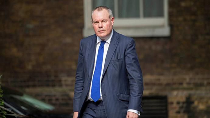 英媒：英国贸易大臣因利用职务恐吓公众辞职，系约翰逊盟友
