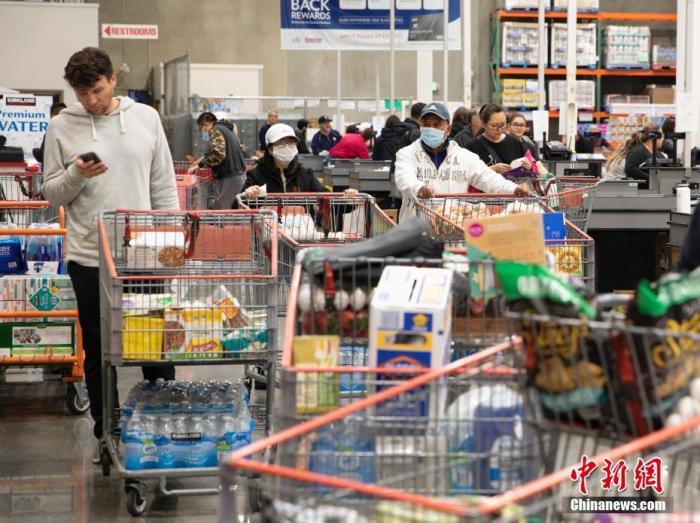 资料图:顾客在美国旧金山湾区福斯特城一家Costco超市购物。 中新社记者 刘关关 摄