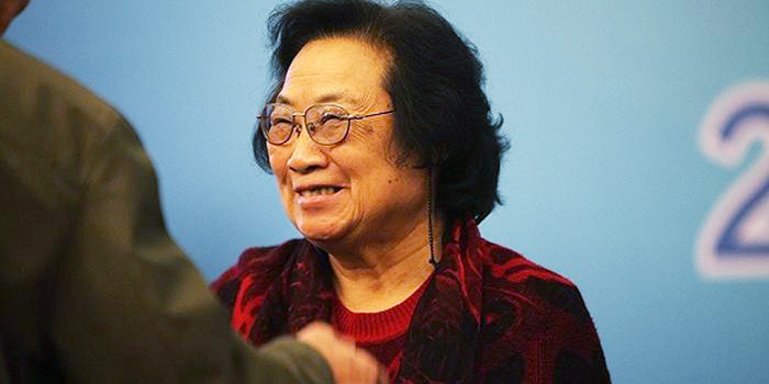 屠呦呦落选院士评选？这样的老谣言，某些经济学家还在转！