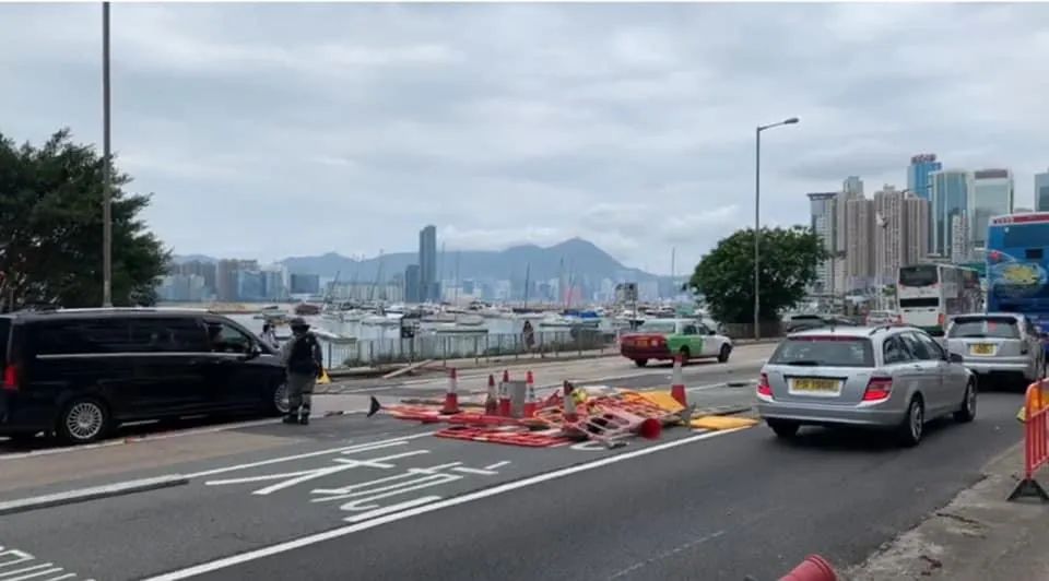 暴徒设置路障堵塞交通
