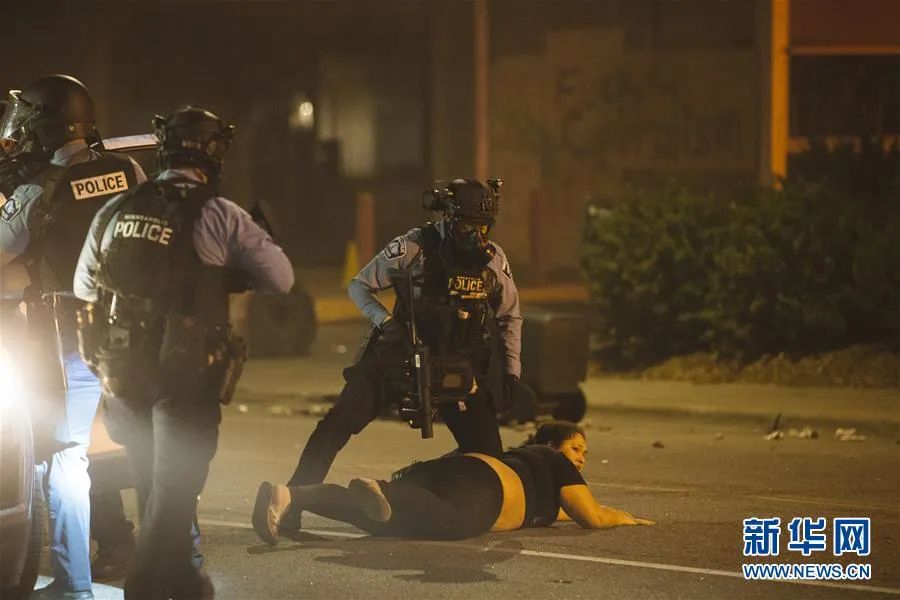 ▲5月29日,在美国明尼苏达州明尼阿波利斯市,警察制服一名示威者。新华社发(安格斯·亚历山大 摄)