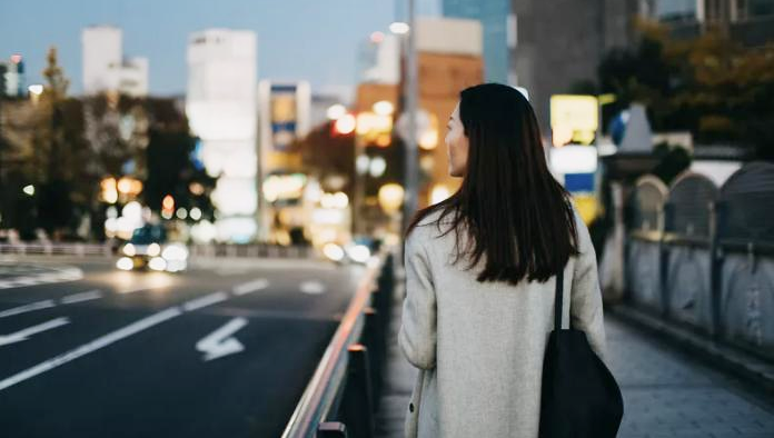 二宝妈上班钱多事少离家近却想辞职，网友：月薪2万不香吗