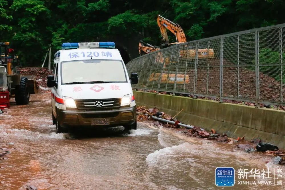 6月10日,急救车赶往湖南省湘西土家族苗族自治州保靖县碗米坡镇拔茅村受灾处救援。新华社发