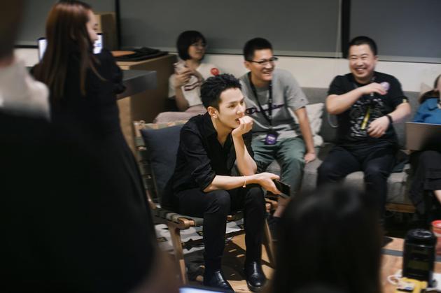 6月19日凌晨,李佳琦在与同事们进行复盘会