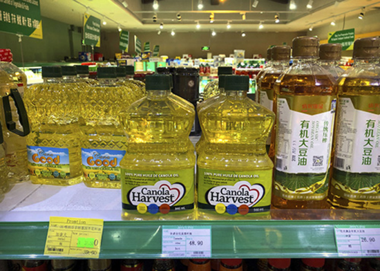 2019年3月6日,在北京一家超市的货架上摆放着由加拿大最大的谷物加工商——理查森国际有限公司生产的菜籽油。