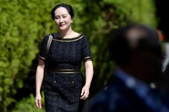 5月27日,孟晚舟离开在加拿大的住所,赴法院出席听证。(图片来源:路透社资料图)