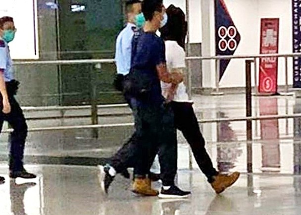  涉案男子被警方带走。图源：香港“东网”