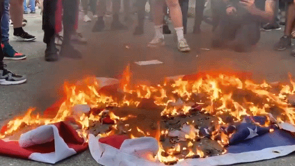 美国抗议者齐聚白宫外焚烧国旗。(图源:路透社)