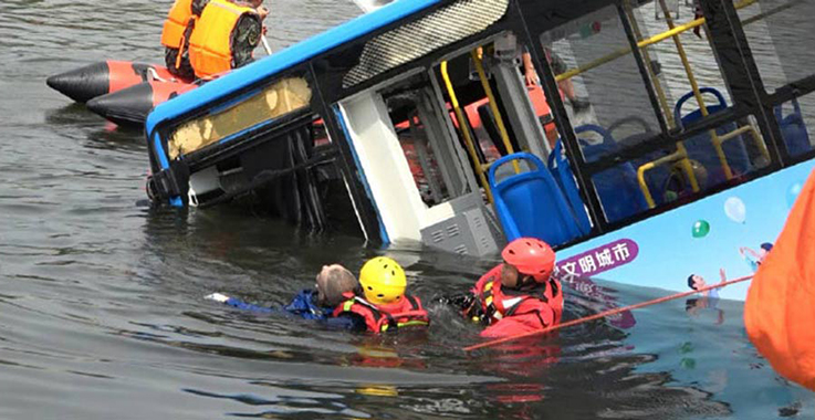 最新通报：贵州坠湖公交5名学生遇难，驾驶员身亡