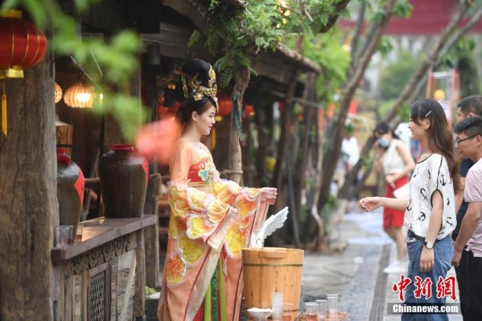 资料图:游客游览西安宋城演艺王国景区。杨晨 摄