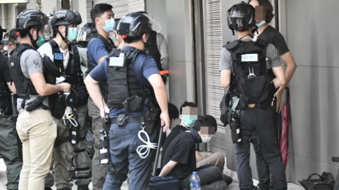 17岁女生咬伤港警欲弃保潜逃伦敦，机场被捕