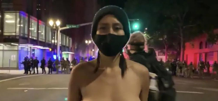 一个女子裸体对峙联邦部队 在这座最近成为全美抗议焦点城市的中心