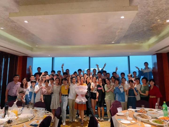 夏梦(前排右五)和同学们的毕业合影