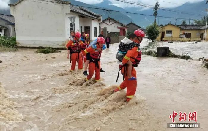 资料图:2020年6月,四川冕宁遭遇暴雨袭击。中新社发 凉山消防 供图