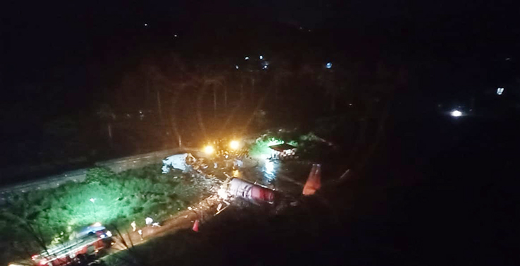 印度航空一架客机降落时冲出跑道，已致3人遇难