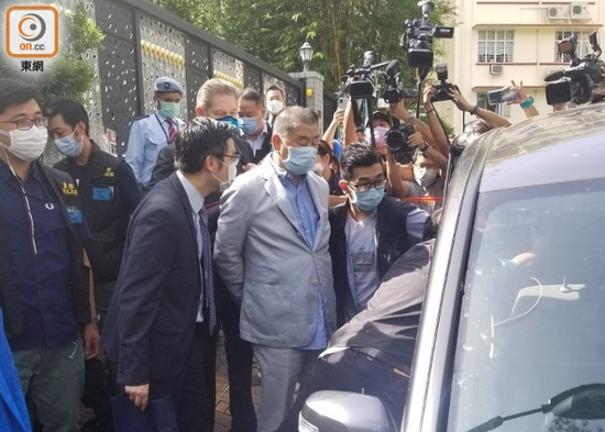 黎智英被警方带离住所受查(东网)