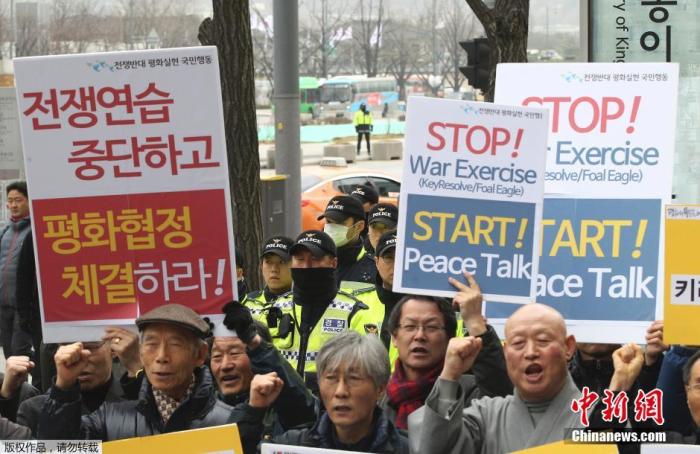 资料图:当地时间2016年3月7日,韩国民众在美国驻韩国大使馆前举行反战集会,抗议韩美举行的“关键决心”和“秃鹫”联合军事演习。