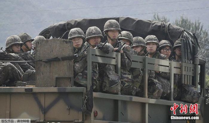 资料图:韩国陆军士兵乘卡车前行。