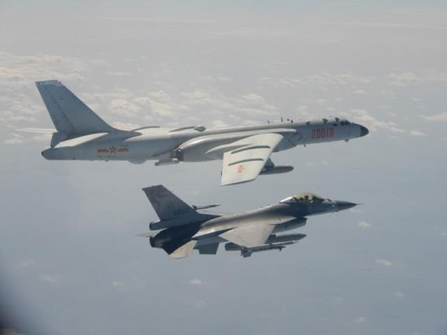 资料图:台军F-16伴飞解放军轰-6