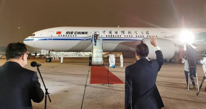 中国驻休斯敦总领事馆获集体三等功，王毅赴机场迎接