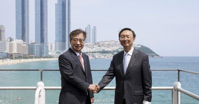 杨洁篪在釜山同韩国国家安保室长徐薰举行磋商
