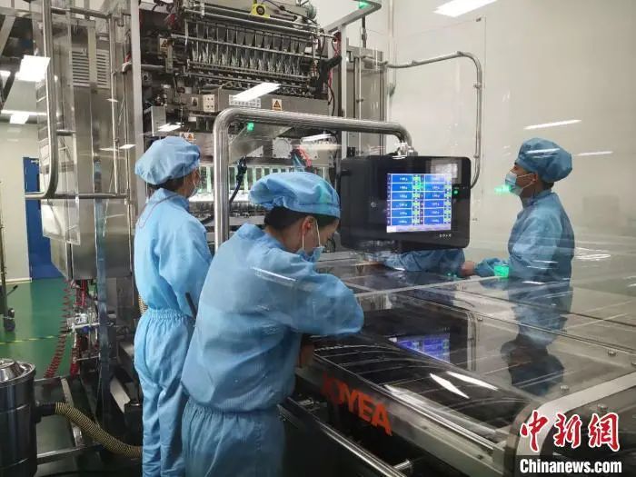 资料图:某药企自动化生产线正在生产中成药。 刘薛梅 摄