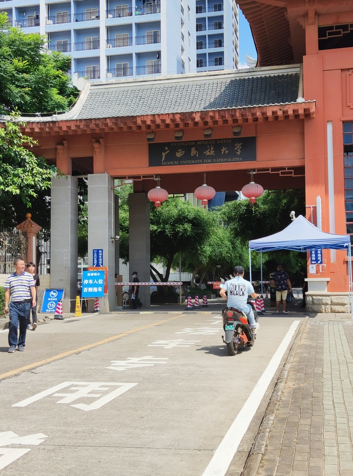夫妇二人在广西民族大学宿舍楼家中遇害。 澎湃新闻记者 王万春 图