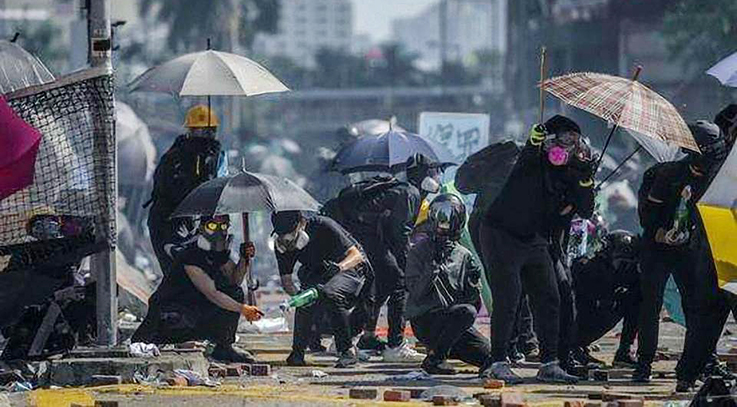 港媒：港警正搜捕8名弃保潜逃的乱港分子，有人或已离港
