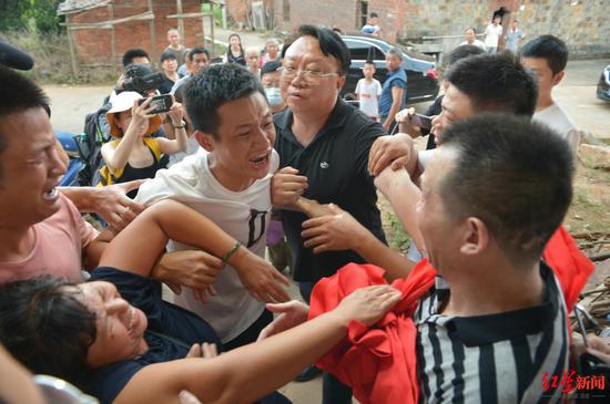 8月4日,张玉环的大儿子张保仁突然情绪爆发,抱怨父亲这么多年没有照顾家里