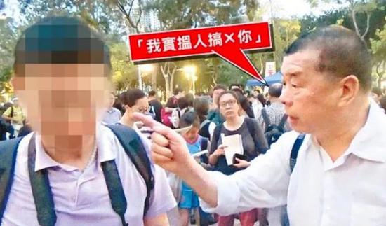 黎智英于2017年6月恐吓一名记者。图源:香港东网