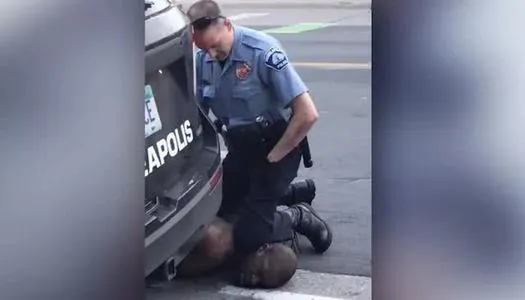 美国黑人弗洛伊德遭警察跪压致死,图源:推特