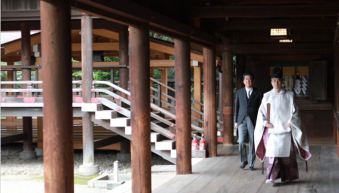 刚卸任，安倍晋三就参拜靖国神社