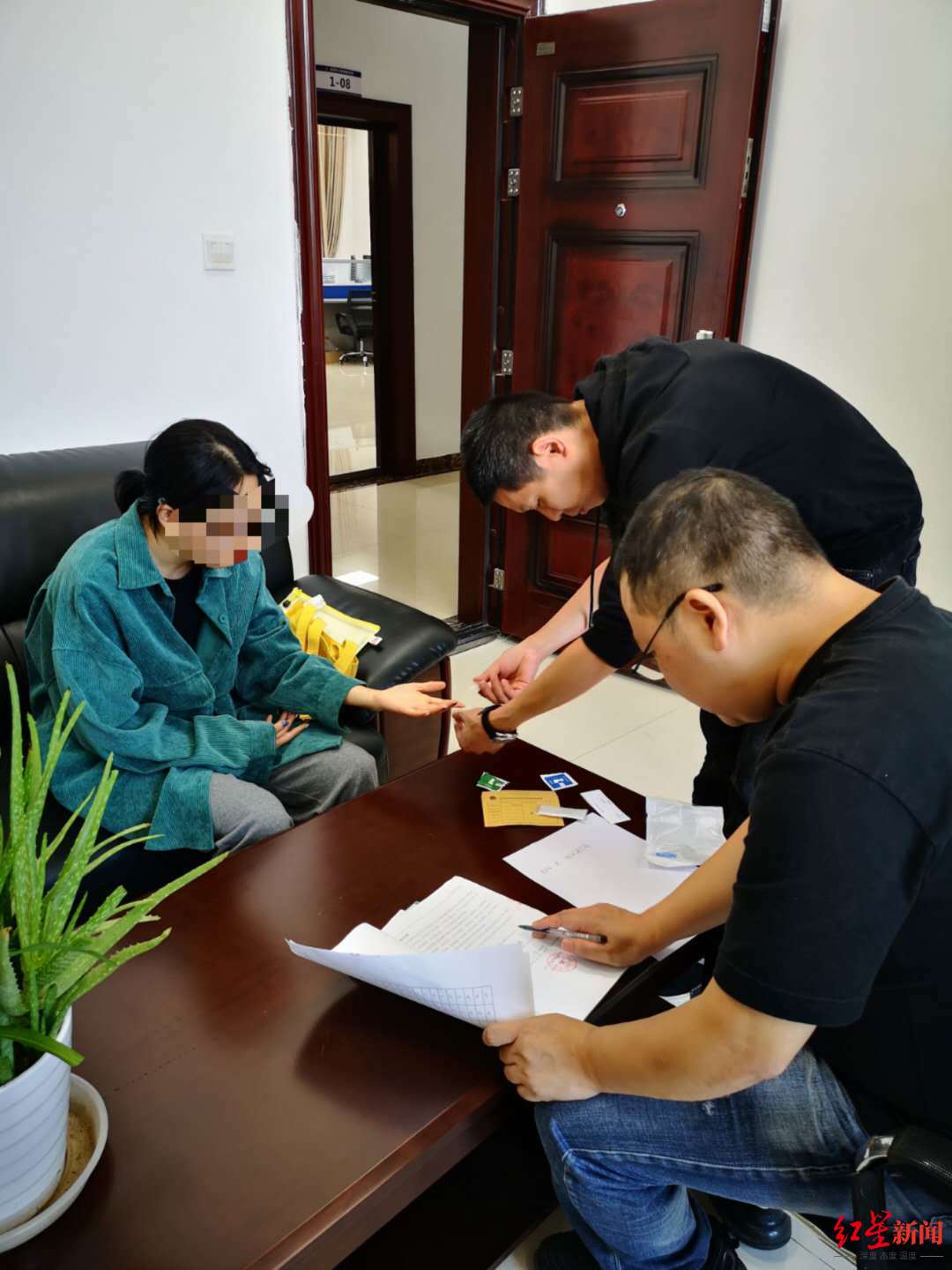 上户前,顺庆警方对小依进行血液采集入库