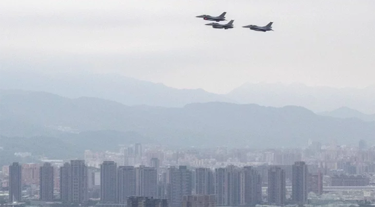 今晨战机飞越台北上空遭台媒炒作，台军：系&ldquo;双十&rdquo;活动预演
