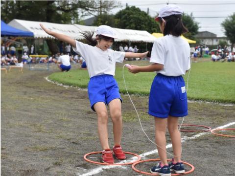 学生在比赛时尽量保持距离(每日新闻)