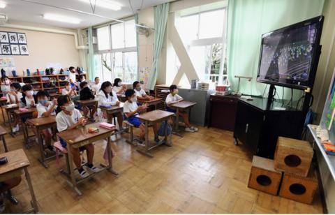 学生们收看比赛直播(每日新闻)