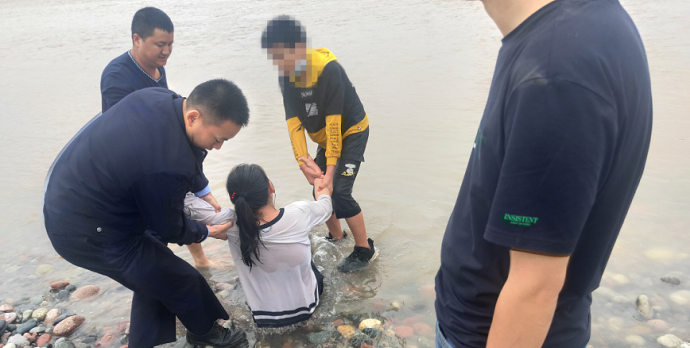 14岁女孩跳江，辅警一句&ldquo;叔叔给你买秋天第一杯奶茶&rdquo;救人