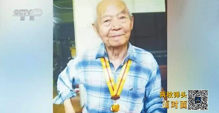 95岁抗美援朝老兵逝世，骨灰中发现两枚弹头女儿捐给文保所