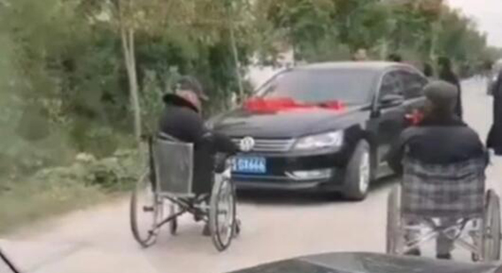 网传安徽老人组轮椅队拦婚车要钱，警方：4人行为构成寻衅滋事