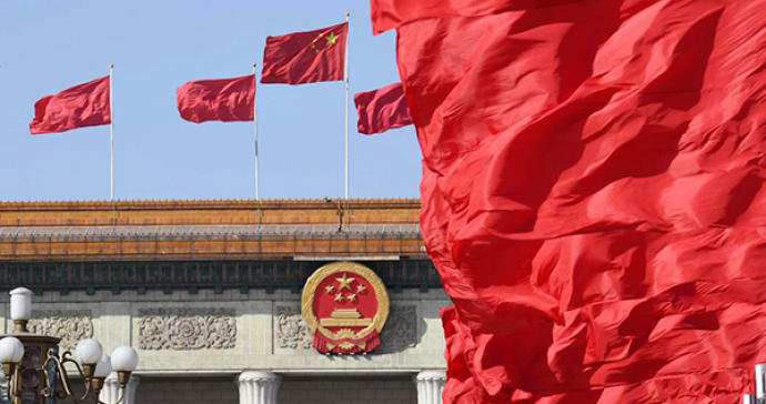 国徽法修正草案提请二审：公民在庄重场合可佩戴国徽徽章